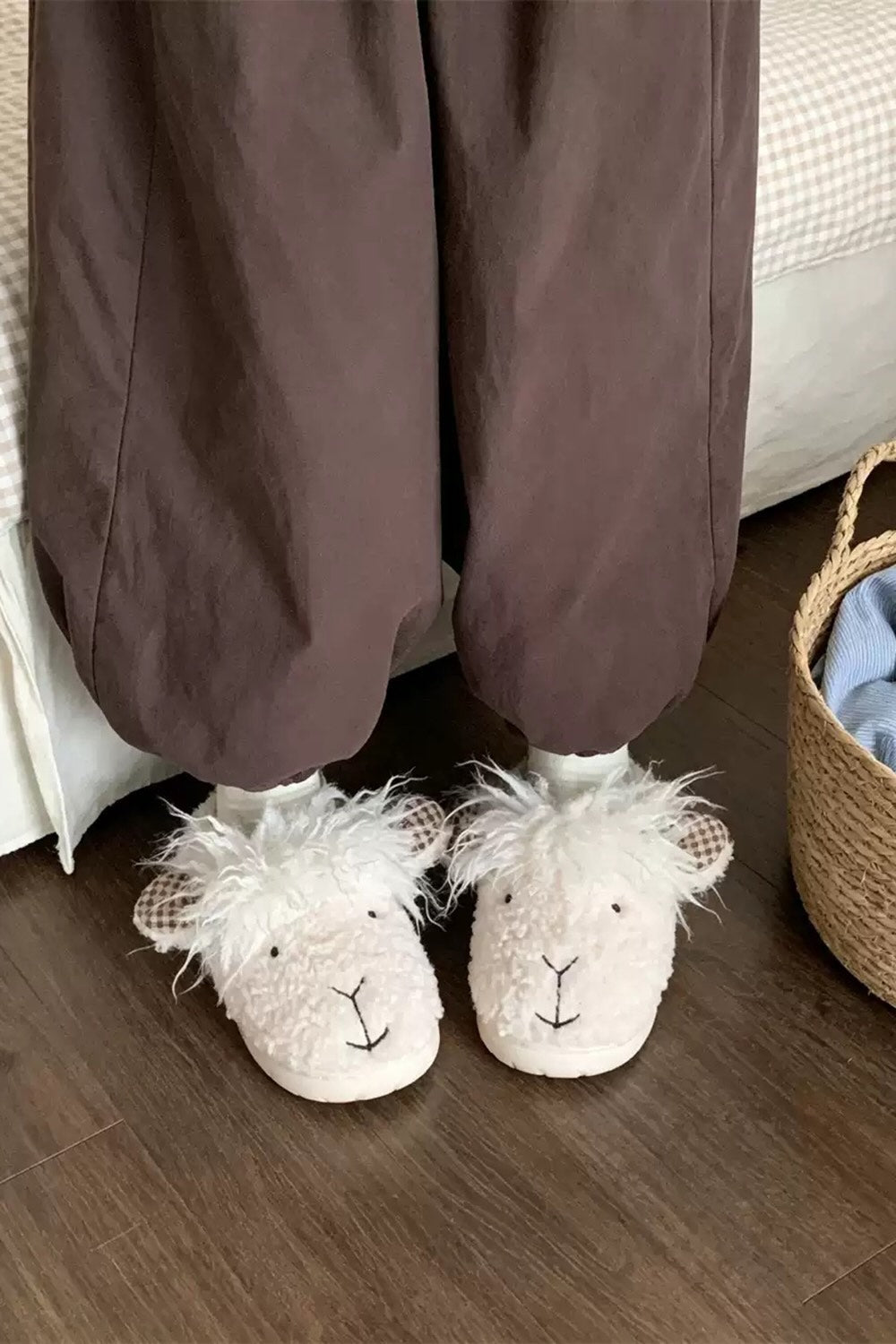 Winter cute white shaggy sheep slippers aesthetic warm plush house shoes